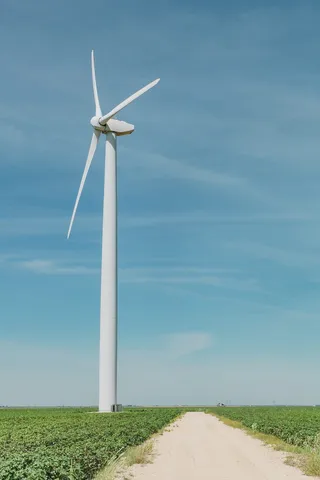 平原土路上的风力涡轮机