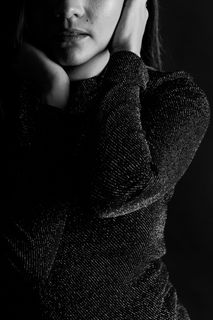 黑色毛衣的女人