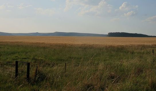 草地，草地，风景，云层覆盖的天空，远处的山脉，田野，篱笆，广阔的空间