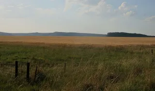 草地，草地，风景，云层覆盖的天空，远处的山脉，田野，篱笆，广阔的空间