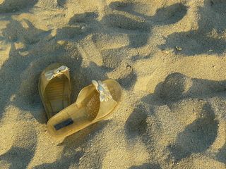 凉鞋，拖鞋，沙子，海滩，假日，沙子，海滩，夏天，假日