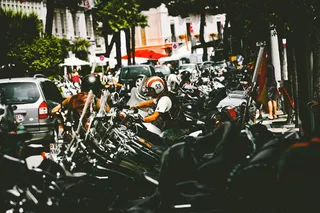 黑色和红色标准摩托车