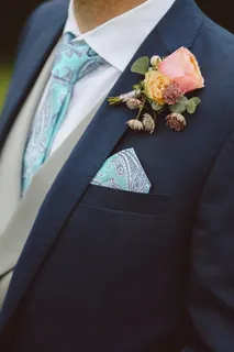 身穿黑色正装和青绿色领带的男子 身穿黑色正装和青绿色领带的男子