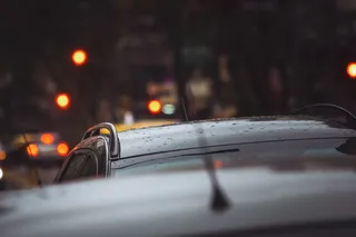 黑色汽车车顶的特写照片