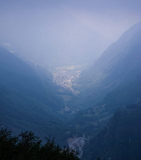 雾天山间山谷景观