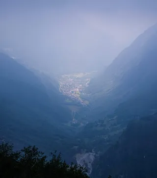 雾天山间山谷景观