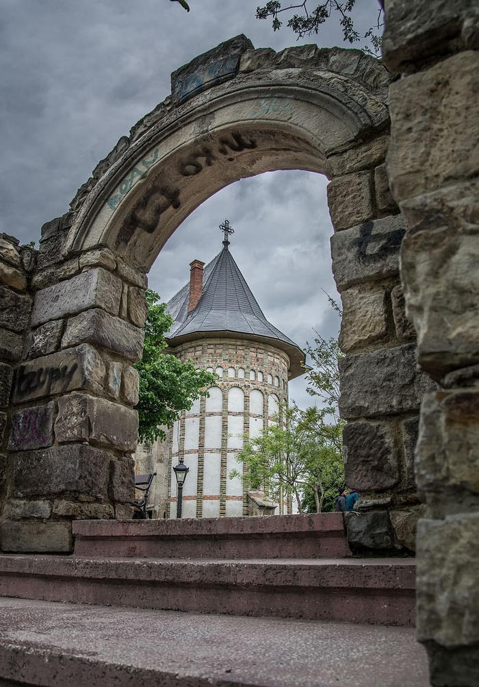 建筑、石板、尖塔、塔楼、尖塔、建筑、鸟类、动物