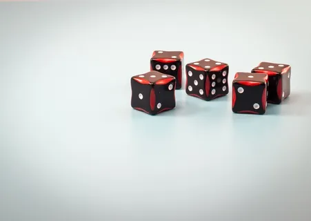 五个黑色和红色骰子,骰子,数字,赢,立方体,赌注,滚,头奖 五个黑色和红色骰子,骰子,数字,赢,立方体,赌注,滚,头奖