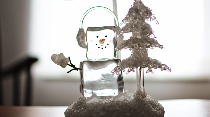 带耳机装饰的冰块雪人