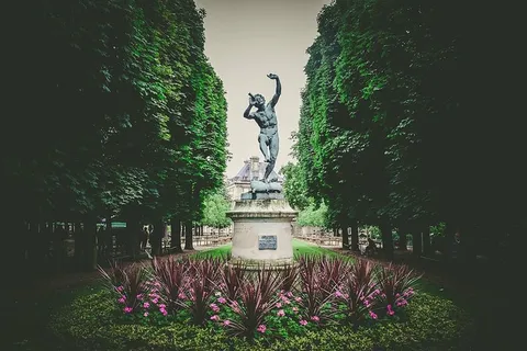 人雕像,高,树,白天,人,石头,雕像,中间 人雕像,高,树,白天,人,石头,雕像,中间