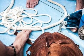 棕色麂皮包, 人, 旁边, 白色, 玫瑰, 棕色, 袋子, 脚