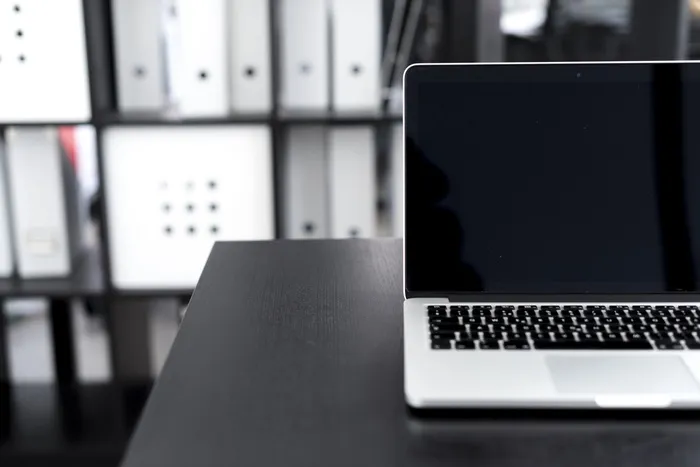 关闭银色 Macbook 的照片