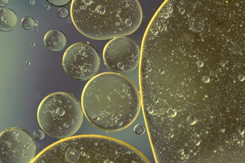 水中油, 油眼, 液体, 摘要, 质地, 宏观, 油, 关闭 水中油, 油眼, 液体, 摘要, 质地, 宏观, 油, 关闭