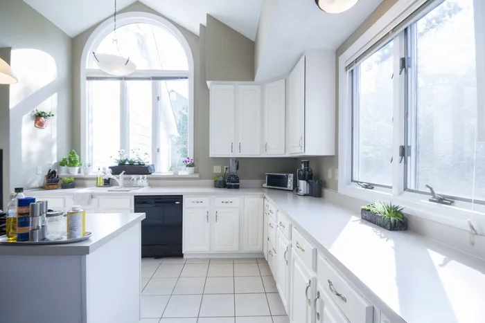 带白色木制橱柜的空厨房