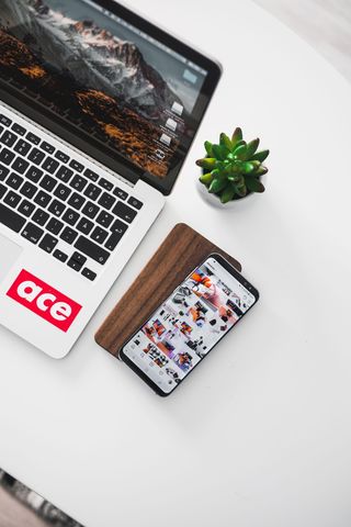 MacBook Pro旁边的黑色Android智能手机