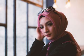 戴着墨镜的粉红色头饰女人