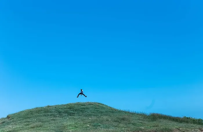 蓝天，晴朗的天空，田野，草地，绿色，幸福，快乐，小山