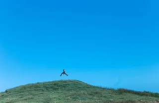 蓝天，晴朗的天空，田野，草地，绿色，幸福，快乐，小山