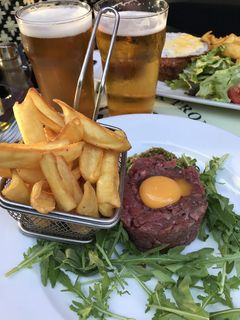 法国、巴黎、les halles、薯条、生果酱、啤酒、鞑靼、食品和饮料