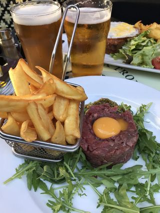 法国、巴黎、les halles、薯条、生果酱、啤酒、鞑靼、食品和饮料