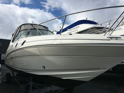 运动船，游船，陆地，陆地上的游船，摩托艇，云天，天空，运输