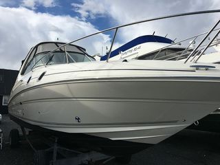 运动船，游船，陆地，陆地上的游船，摩托艇，云天，天空，运输