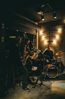 带乐器的三人乐队