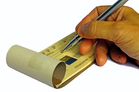 人，持有，黑色，圆珠笔，黑色球，支票簿，优惠券，填写