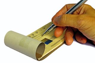 人，持有，黑色，圆珠笔，黑色球，支票簿，优惠券，填写