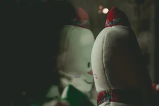 站在镜子旁边的毛绒玩具