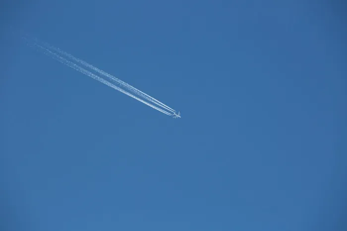 带烟雾痕迹的半空中喷射