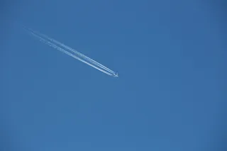 带烟雾痕迹的半空中喷射