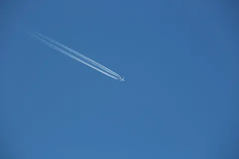 带烟雾痕迹的半空中喷射 带烟雾痕迹的半空中喷射