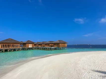 白天海上的棕色木屋 白天海上的棕色木屋