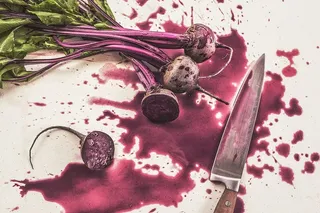 在白色甲板上用刀切成片的绿叶块茎植物