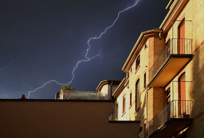 黑色天空中雷雨下的黄色建筑