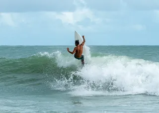 男子在水体上冲浪