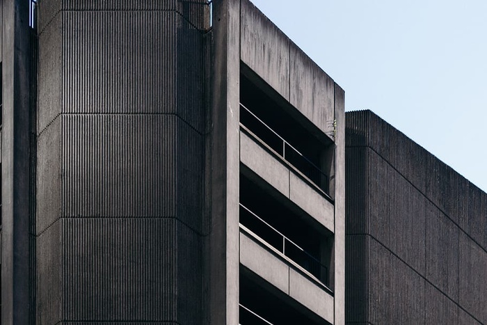 灰色混凝土建筑、建筑、已建结构、建筑外观、建筑、现代、天空、低角度视图