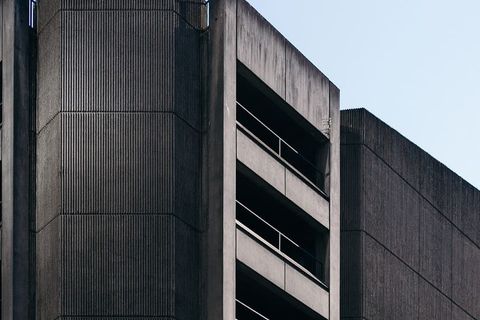 灰色混凝土建筑、建筑、已建结构、建筑外观、建筑、现代、天空、低角度视图