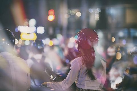 拿着摩托车的女人，人，穿着，灰色，夹克，骑马，摩托车，女人