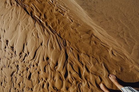 抽象线条由水上砂纹理设计而成