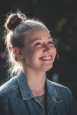 一名女子微笑的照片