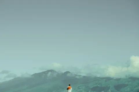 白天站在绿色山脉前面的人 白天站在绿色山脉前面的人