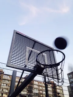 白天灰色和黑色篮球篮圈和篮板 白天灰色和黑色篮球篮圈和篮板