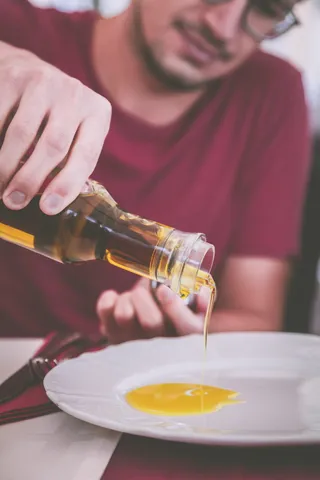 拿着透明玻璃瓶的男子