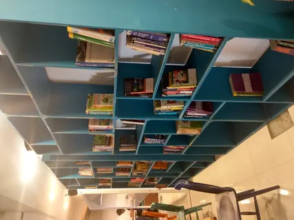 印度,浦那,城镇广场购物中心,室内,货架,建筑,出版物,书籍 印度,浦那,城镇广场购物中心,室内,货架,建筑,出版物,书籍