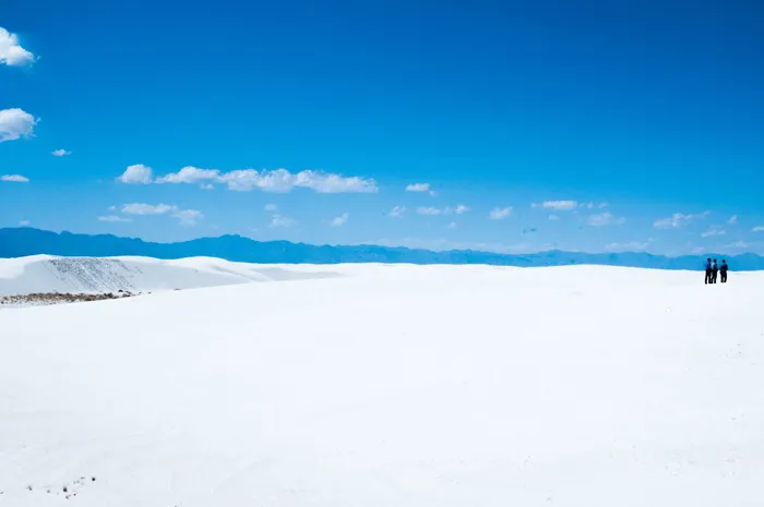 三，人，站着，冰原，白色，海岸，蓝色，天空