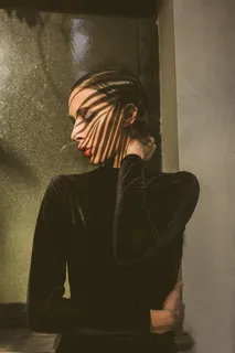 身穿黑色长袖的女子照片 身穿黑色长袖的女子照片