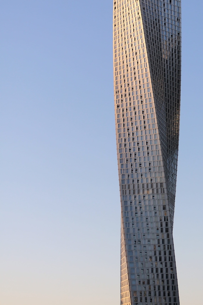 扭曲的建筑，建筑，摩天大楼，蓝天，建筑，高大，窗户