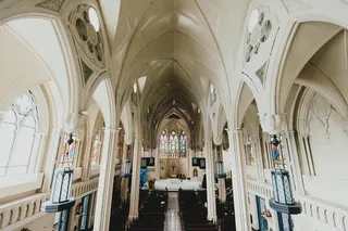 带长椅的教堂内部